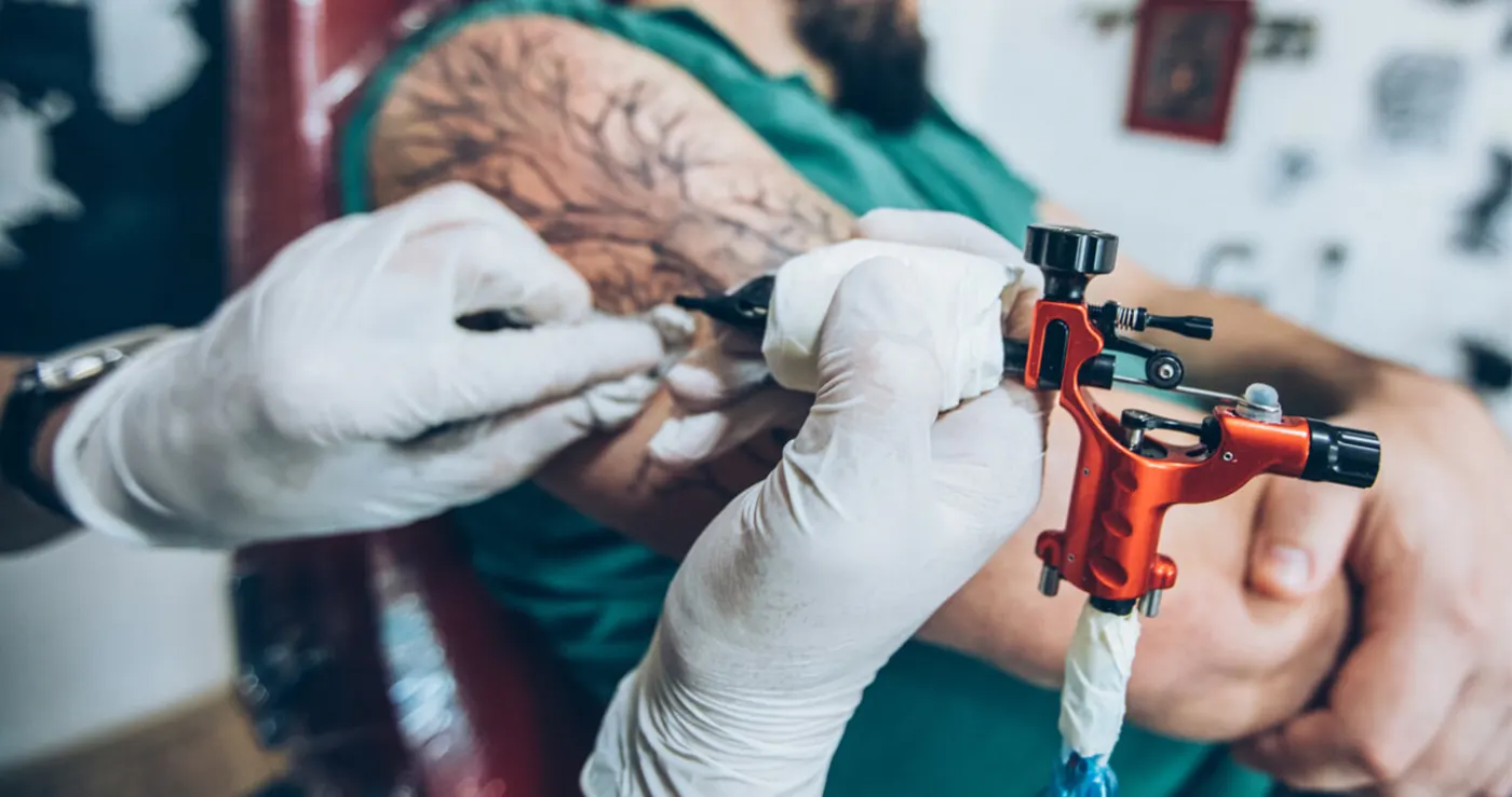 Tatovering over arr og strekkmerker